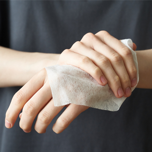 femme lingettes nettoyage sa bras avec une tissu papier serviette. soins de  santé et médical concept. 29131335 Photo de stock chez Vecteezy